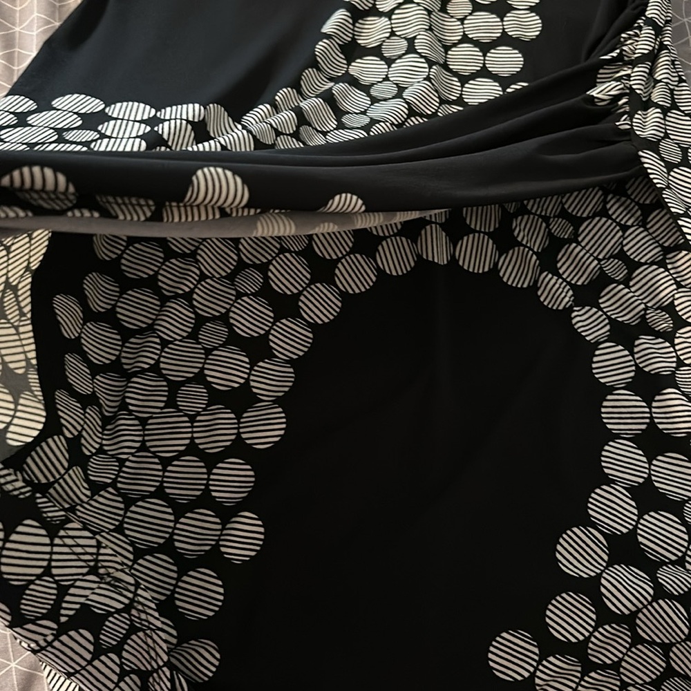 Three-quarter sleeve black pho wrap mid length dress.. unlined - Picture 3 of 4